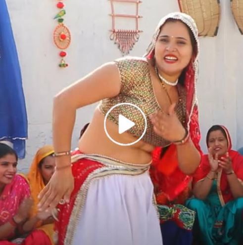 This desi bhabhi wearing ghagra-blouse danced in such a way that you would be left sweating while watching the video….